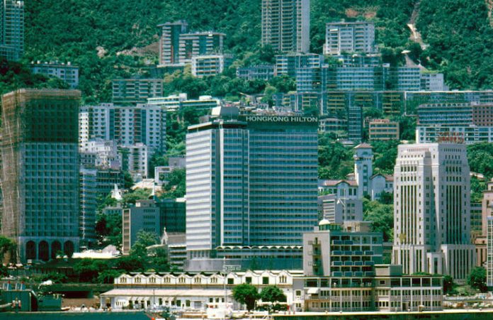 Hong Kong Hilton, khách sạn đã đóng cửa vào năm 1995, nay trở thành Trung tâm Cheung Kong. Những chiếc minibar được khai sinh từ đây vẫn tồn tại như một di sản trải khắp toàn cầu của nó. Ảnh: Vincent WK So/Flickr.
