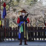 Hong Kong cấm du khách đến từ Hàn Quốc Nhân viên tại một điểm du lịch ở thủ đô Seoul, Hàn Quốc đeo khẩu trang trong những ngày đất nước đang bùng phát dịch nCoV. Ảnh: AP.