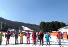 Hướng dẫn viên kể chuyện khách Việt đi tour mùa dịch Corona: ‘Đi mua khẩu trang’ Đoàn khách Việt tại khu trượt tuyết ở Hàn Quốc trong mùa dịch Corona. /// Ảnh: Hồng Loan