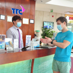 Chuỗi khách sạn TTC bảo vệ khách hàng mùa dịch bệnh Dung dịch rửa tay sát khuẩn được TTC Hotel – Michelia đặt tại các vị trí thuận lợi để du khách sử dụng.