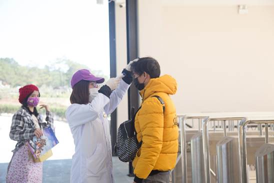 TTC World – Thung Lũng Tình Yêu tiến hành đo thân nhiệt  cho khách trước khi vào cổng tham quan Khu du lịch.