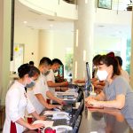 Phòng ngừa nCoV ở các khu nghỉ dưỡng Nhân viên ở khách sạn đeo khẩu trang khi tư vấn là hỗ trợ du khách. Ảnh: Vinpearl.