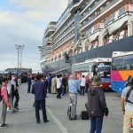 Nhân viên đón tàu Westerdam đến từ đâu? Xe và đội ngũ nhân sự của công ty du lịch Việt Nam đón khách trên tàu MS Westerdam tham quan Sihanoukville. Ảnh: Sam Nouen.