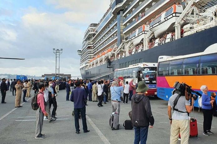 Xe và đội ngũ nhân sự của công ty du lịch Việt Nam đón khách trên tàu MS Westerdam tham quan Sihanoukville. Ảnh: Sam Nouen.