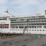 Du thuyền gần 900 khách cập cảng Chân Mây Du thuyền Crystal Symphony cập cảng Chân Mây hôm nay 19/2. Ảnh: M.L