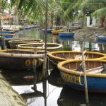 Dịch Covid-19, thuyền thúng phố cổ Hội An trống vắng eo sèo Thuyền thúng không có du khách nên nằm không bên bờ sông.