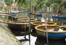 Dịch Covid-19, thuyền thúng phố cổ Hội An trống vắng eo sèo Thuyền thúng không có du khách nên nằm không bên bờ sông.