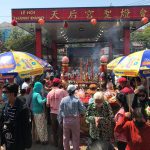 Đi lễ chùa Bà khấn vái thực tế ‘Đừng gặp virus Corona’ giữa mùa dịch Sáng 8/2 (tức 15 âm lịch), người dân và du khách thập phương đổ về chùa Bà Thiên Hậu, Thủ Dầu Một, Bình Dương. /// Ảnh: Kim Ngân