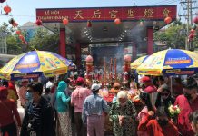 Đi lễ chùa Bà khấn vái thực tế ‘Đừng gặp virus Corona’ giữa mùa dịch Sáng 8/2 (tức 15 âm lịch), người dân và du khách thập phương đổ về chùa Bà Thiên Hậu, Thủ Dầu Một, Bình Dương. /// Ảnh: Kim Ngân