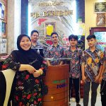 Phố Mã Lai ở Sài Gòn ra đời thế nào? Bà Hajal Basiroh, người khởi thủy con phố Malaysia, cùng những nhân viên là con em dân tộc Chăm có hoàn cảnh khó khăn được bà dạy học miễn phí. Ảnh: Tâm Linh.