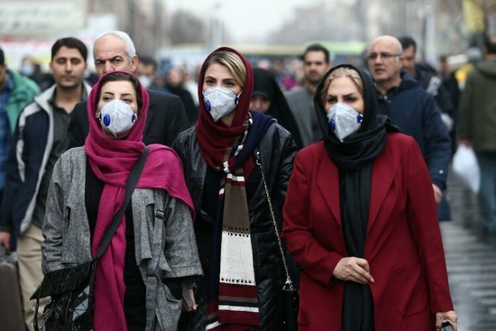 Người dân Tehran đeo khẩu trang để phòng ngừa virus corona khi đi dạo tại Grand Bazaar, Tehran, Iran vào 20/2. Ảnh: Reuters.