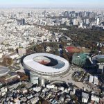 Thiên nhiên trong sân vận động Olympic 2020 Sân vận động quốc gia mới của Tokyo được khánh thành vào tháng 12/2019 sau 3 năm thi công, với tổng chi phí xây dựng khoảng 1,4 tỷ USD. Sân vận động này sẽ là nơi tổ chức lễ khai mạc và bế mạc cho Olympic và Paralympic 2020. Ngoài ra, nó cũng sẽ được sử dụng cho các trận đấu bóng đá và các cuộc thi điền kinh khác. Ảnh: Japan Foward.