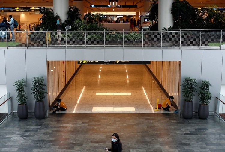 Sân bay Changi vẫn mở cửa, nhưng hành khách không đông đúc như bình thường. Ảnh: Edgar Su/Reuters.