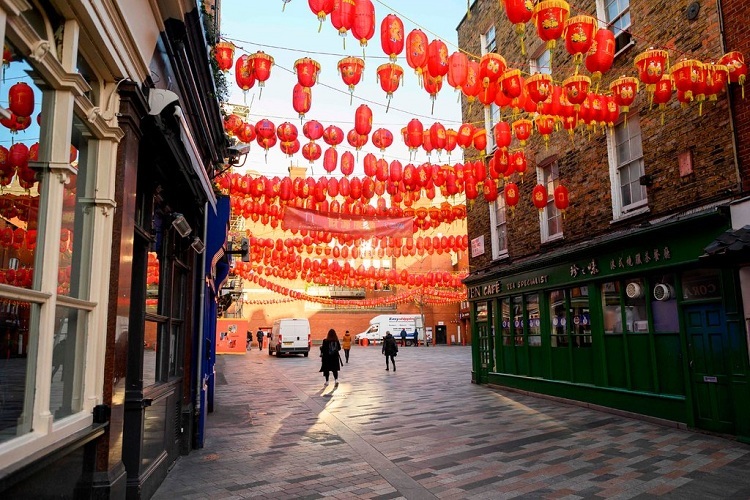 Khu phố người Hoa tại London thường đông các đoàn khách Trung Quốc như gần đây luôn vắng vẻ. Ảnh: AFP