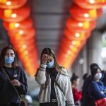 ‘Thiệt hại do viêm phổi Vũ Hán nghiêm trọng hơn SARS’ Người đi bộ đeo khẩu trang ở Macau vào ngày 22/1. Hong Kong và Macau là hai trong số những thành phố bị ảnh hưởng nặng nề nhất khi lượng khách Trung Quốc sụt giảm. Ảnh: AFP.