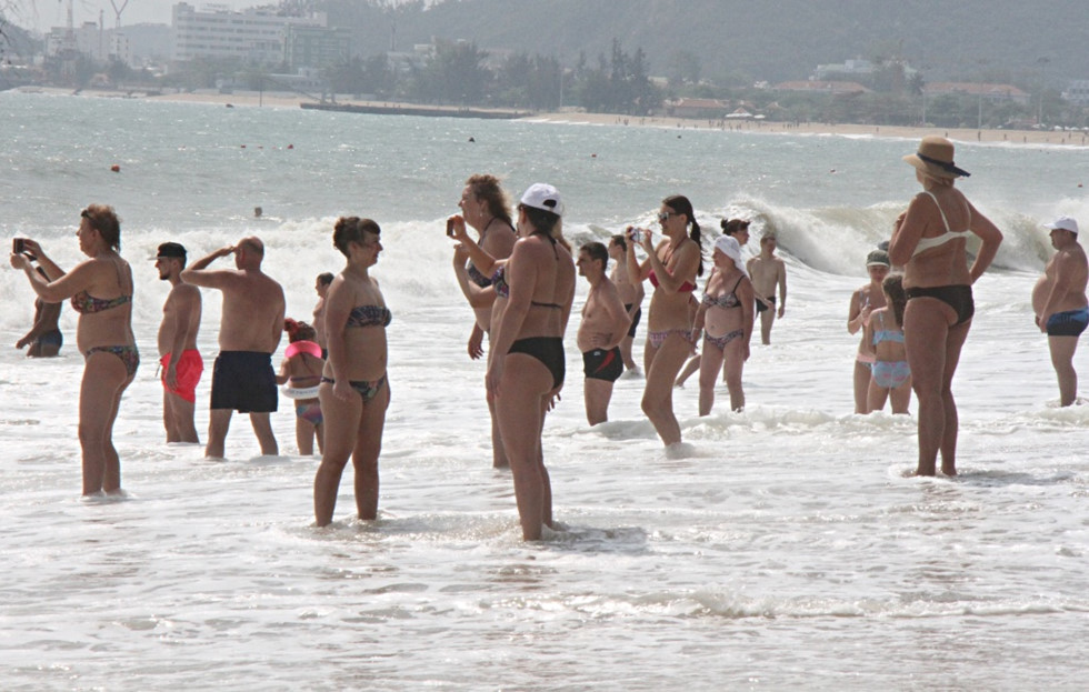Nha Trang nhiều ngày không thêm ca nhiễm Covid-19: Khách Tây bikini nô đùa thỏa thích - ảnh 7
