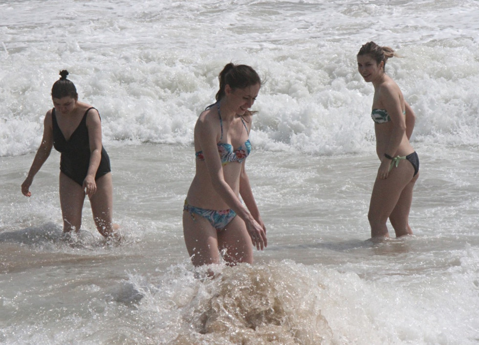 Nha Trang nhiều ngày không thêm ca nhiễm Covid-19: Khách Tây bikini nô đùa thỏa thích - ảnh 5