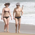 Nha Trang nhiều ngày không thêm ca nhiễm Covid-19: Khách Tây bikini nô đùa thỏa thích Du khách đi dạo trên bãi biển Nha Trang /// Ảnh: Nguyễn Chung