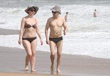 Nha Trang nhiều ngày không thêm ca nhiễm Covid-19: Khách Tây bikini nô đùa thỏa thích Du khách đi dạo trên bãi biển Nha Trang /// Ảnh: Nguyễn Chung