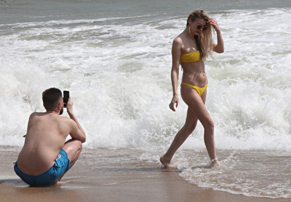 Nha Trang nhiều ngày không thêm ca nhiễm Covid-19: Khách Tây bikini nô đùa thỏa thích - ảnh 4