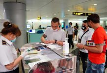 Dịch Covid-19: 88.000 khách hủy tour, TP.HCM mất gần 1000 tỉ đồng Khai báo y tế với khách nhập cảnh tại sân bay Tân Sơn Nhất /// Ảnh: Độc Lập