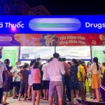 Chuyến phượt của khách Tây mùa Covid-19 Người dân TP HCM đợi mua khẩu trang. Ảnh: Kate Taylor/Business Insider.