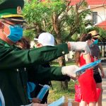 Không kỳ thị khách phải thành trọng tâm nhiệm vụ du lịch trong phòng chống virus Corona Phát khẩu trang và nước rửa tay miễn phí cho du khách tham quan Cù Lao Chàm, Hội An /// Ảnh Nam Thịnh