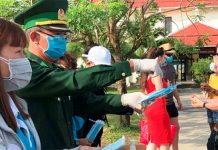 Không kỳ thị khách phải thành trọng tâm nhiệm vụ du lịch trong phòng chống virus Corona Phát khẩu trang và nước rửa tay miễn phí cho du khách tham quan Cù Lao Chàm, Hội An /// Ảnh Nam Thịnh