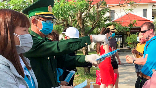 Phát khẩu trang và nước rửa tay miễn phí cho du khách tham quan Cù Lao Chàm, Hội An /// Ảnh Nam Thịnh