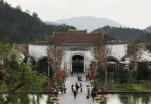 Hàng quán Yên Tử ‘đỏ mắt’ tìm khách trong ngày khai hội Hàng quán Yên Tử đỏ mắt tìm khách trong ngày khai hội - Ảnh 1.