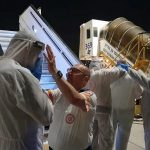 Cách ly hàng trăm người tiếp xúc khách Hàn nhiễm nCoV Nhân viên y tế chuẩn bị sơ tán 12 hành khách Israel trên chuyến bay của Korean Air hạ cánh tại sân bay Ben Gurion. Ảnh: Magen David Adom.