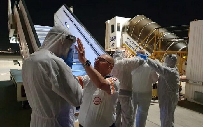 Nhân viên y tế chuẩn bị sơ tán 12 hành khách Israel trên chuyến bay của Korean Air hạ cánh tại sân bay Ben Gurion. Ảnh: Magen David Adom.