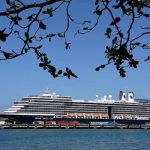 Đài Loan tìm 31 tài xế chở khách tàu Westerdam MS Westerdam cập cảng Sihanoukville, Campuchia vào 15/2. Ảnh: AFP.