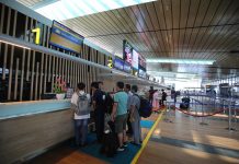 Giá vé máy bay Sài Gòn – Hà Nội rẻ kỷ lục, chỉ vài trăm ngàn thời dịch Covid-19 Nhiều người đã chọn đi du lịch Hà Nội- Sài Gòn vì giá vé hấp dẫn. /// Giang Ngọc