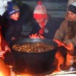 Vòng tuần hoàn của cây thông năm mới ở Nga Đón năm mới ở vùng Kavkaz, LB Nga