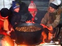 Vòng tuần hoàn của cây thông năm mới ở Nga Đón năm mới ở vùng Kavkaz, LB Nga