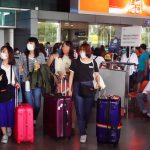 Sở Du lịch họp khẩn ‘truy tìm’ 67 người từng ở Trung Quốc nhập cảnh Việt Nam Hành khách ở sân bay Tân Sơn Nhất đều đeo khẩu trang /// Ảnh: Độc Lập