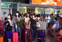 Sở Du lịch họp khẩn ‘truy tìm’ 67 người từng ở Trung Quốc nhập cảnh Việt Nam Hành khách ở sân bay Tân Sơn Nhất đều đeo khẩu trang /// Ảnh: Độc Lập