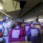 Bạn có biết phòng virus corona khi đi máy bay? Các hãng hàng không tăng cường khử trùng máy bay để phòng tránh dịch viêm phổi cấp do virus nCoV. Ảnh: Reuters.