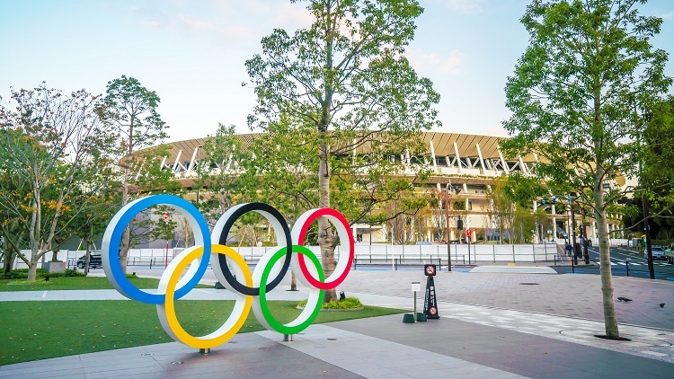 Được xây dựng trên nền của sân vận động quốc gia cũ tại từng được sử dụng cho Omlympic Tokyo 1964, sân vận động mới có 5 tầng nổi và 2 tầng ngầm, với hàng loạt cây xanh xung quanh. Đây là công trình do kiến trúc sư Kengo Kuma thiết kế, người vốn nổi tiếng về tài kết hợp vật liệu tự nhiên trong các công trình của mình. Chia sẻ với CNN, kiến trúc sư Kengo Kuma cho biết sân vận động được lấy cảm hứng từ kiến trúc những ngôi đền thời Edo của Nhật Bản và thiên nhiên. Thế vận hội Olympic luôn trở thành biểu tượng cho thời đại, vì vậy với Olympic 2020, chúng tôi mong muốn tạo ra một công trình thể hiện được suy nghĩ của con người về môi trường và trái đất. Vì vậy, chúng tôi nghĩ rằng vật liệu tốt nhất trong thời đại này sẽ là gỗ, ông Kuma nói. Ảnh: Time Out.