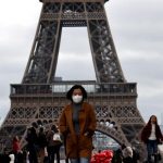 Châu Âu lao đao vì vắng khách Trung Quốc Một du khách đeo mặt nạ bảo vệ khi đi bộ phía trước tháp Eiffel, Paris vào 1/2, giữa mùa Covid-19 bùng phát. Ảnh: Reuters.