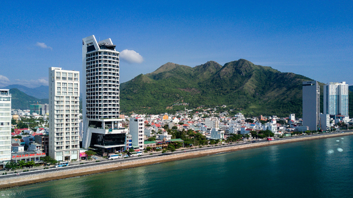 Ngày 27/2, Royal Beach Boton Blue Hotel & Spa đã nhận quyết định công nhận khách sạn đạt tiêu chuẩn năm sao từ Tổng cục Du lịch Việt Nam. Đây là nỗ lực to lớn từ ban lãnh đạo và tập thể nhân viên trong gần hai năm qua.  Ngày 17/02/2020 vừa qua, khách sạn đã đưa ra chương trình Đặt phòng qua website giảm 30% và tặng voucher trị giá 200.000VND dành cho khách nội địa khi đặt phòng qua trang web của khách sạn. Với giá chỉ từ 1.115.000VND, khách hàng có cơ hội được trải nghiệm dịch vụ năm sao với nhiều dịch vụ hấp dẫn tại khách sạn. Bên cạnh đó khách hàng còn được hưởng những ưu đãi đặc biệt như: miễn phí dịch vụ spa, tặng voucher sử dụng dịch vụ ẩm thực, miễn phí nâng hạng phòng, thưởng thức món bò đốt rượu với giá đặc biệt....