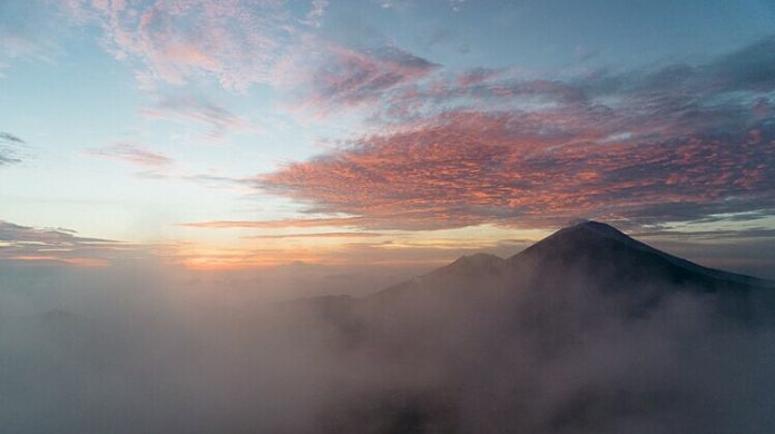 Mặt trời ló rạng trong làn sương mờ ảo ở đỉnh núi Batur. Ảnh: Malenie van Leeuwen. 