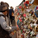 Ba điểm du lịch gợi ý ngày Valentine Cặp đôi có thể treo khóa tình yêu ở tháp Namsan Seoul. Ảnh: Grrrl Traveler.