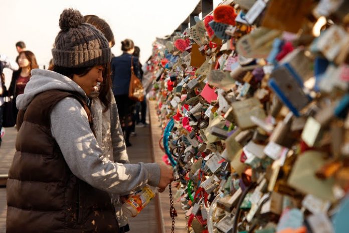 Cặp đôi có thể treo khóa tình yêu ở tháp Namsan Seoul. Ảnh: Grrrl Traveler.