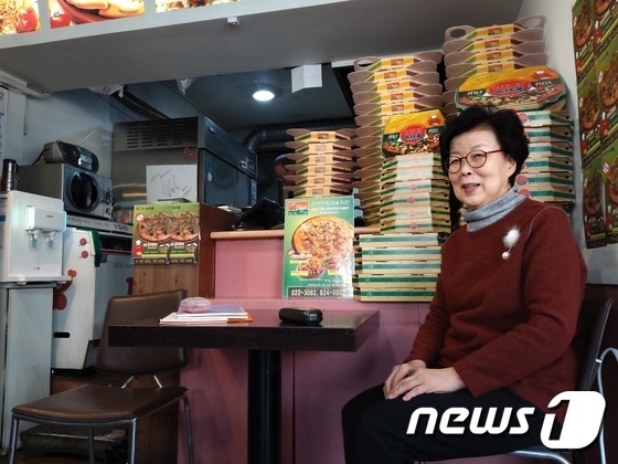 Bà chủ tiệm pizza Um Hang Ki. Trong phim, cả gia đình Kim Ki-taek kiếm tiền bằng cách gấp hộp cho một cửa hàng pizza. Bà chủ cho biết, hộp pizza do gia đình họ Kim gấp không phải bao bì tiệm đang dùng. Ảnh: News1.