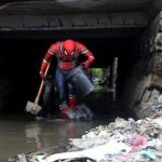 “Người nhện” nhặt rác ở Indonesia Người nhện nhặt rác ở Indonesia - Ảnh 1.