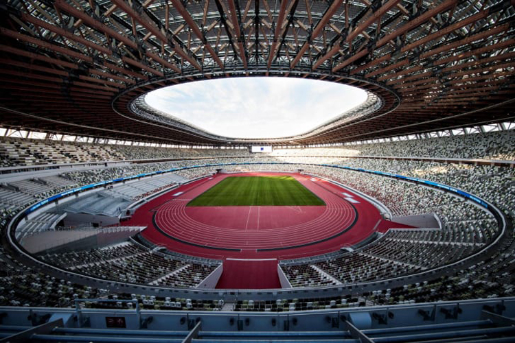 Với sức chứa 68,000 người, sân vận động được thiết kế mở theo hình bầu dục với mái che được làm từ thép và gỗ mắt cáo cho phép không khí dễ dàng lưu thông, bởi mùa hè ở Tokyo nhiệt độ rất nóng. Ảnh: CNN.