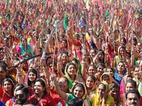 Hàng nghìn phụ nữ Ấn Độ lập kỷ lục thế giới với màn múa kiếm
