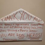 Những người hùng trên tàu bị cách ly Thông điệp cảm ơn của hành khách gửi tới các thủy thủ đoàn trên tàu. Ảnh: Time.